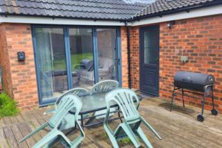 Woodcote House, 4 large bedrooms, close to WV1, JLR, M54 - 2