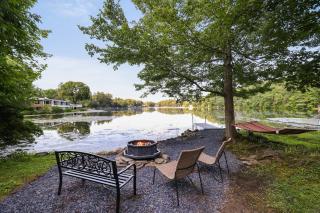 Lakefront Haven Modern Cottage - Effort - 1