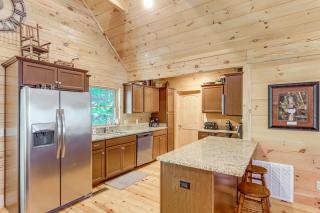 Explore Linville Falls Cabin with Game Room and Deck! - Marion - 4