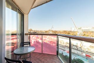 Bright Camden Retreat with Balcony - London - 8