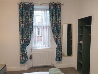 Modern Two-Bedroom Apartment Near River with Free Parking & WiFi - 8