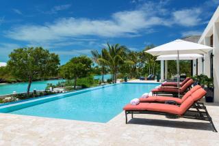 The essence of fun under a tropical sun villa - - 4