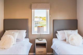 Luxury lodge - St Helens - 9