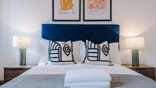City Centre Warehouse Apt - Sleeps 6 plus Parking - 6