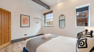 City Centre Warehouse Apt - Sleeps 6 plus Parking - 5