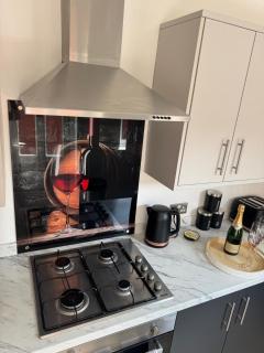 Modern 3-Bed Family Home Sleeps 6 Fast- Wi-Fi Free-Parking- Private Patio - 2