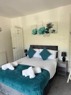 Modern 3-Bed Family Home Sleeps 6 Fast- Wi-Fi Free-Parking- Private Patio - 8