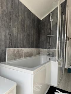 Charming 3-Bedroom Home, Private Patio, Wi-Fi & Parking - 4