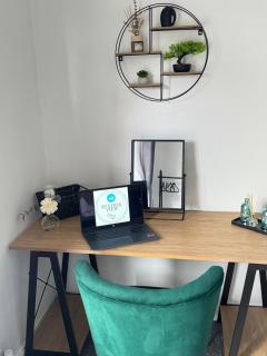 Modern 3-Bed Family Home Sleeps 6 Fast- Wi-Fi Free-Parking- Private Patio - 7