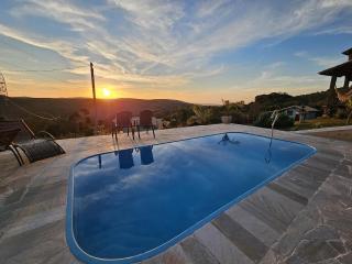 Chalés Vila Real - Tranquilidade na Serra de Carrancas - Piscina com uma vista espetacular do Pôr do Sol - 9
