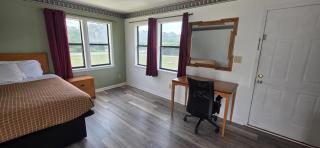 white columns motel - Pine Mountain - 4
