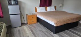 white columns motel - Pine Mountain - 1