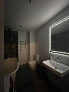 Elegant Riverside Flat - 9
