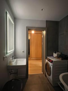 Elegant Riverside Flat - 4