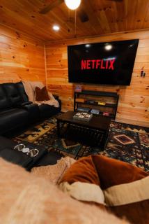 Sleeps 16 Luxury Cabin with Game Room & Hot Tub - Logan - 5