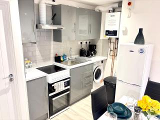 Stylish Enfield 3BR, Parking & Private Entrance - Enfield Lock - 8