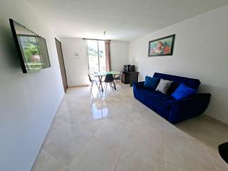 Espacio Moderno con Vista y Piscina Privada - 1