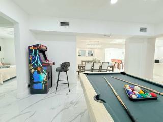 Private Pool Arcade Game Room Outdoor Dining - 9