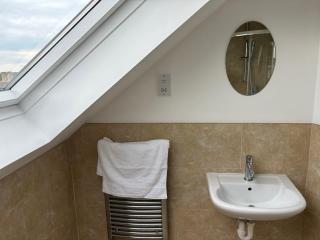 Converted Victorian Apartment 3 Superior King size Rooms - 4