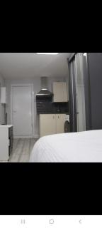 Low Budget Studio Room - Woolwich - 8