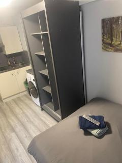 Low Budget Studio Room - Woolwich - 4