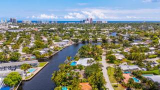 Waterfront Retreat: 7BR Villa with Pool Jacuzzi - 1