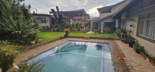 Upstairs R-3 Self Catering Unit - White River - 1
