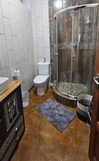 Upstairs R-3 Self Catering Unit - White River - 4