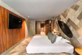 Luxury 4BR Condo - Art & Pool - Barneys Residences - 8