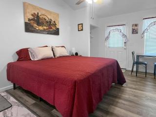 3 Charming Cottages on GOTL Strip - Sleeps 10 - Geneva - 1
