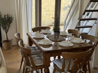 The Parlour - Cotswolds Farm Stay - Lechlade - 5