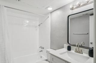 Beautiful & Spacious 1Bd1bth I Free Parking - 2