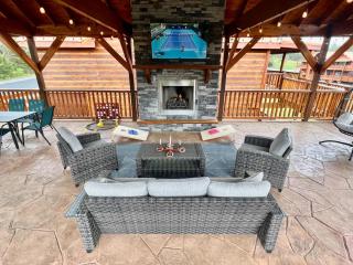 Rocky Crest Sleeps 24 Private Pool Game Room - Sevierville - 3