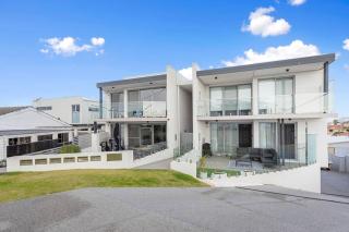 Relax in blissful sun-soaked luxury by the beach - 0