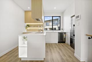 Lakewalk Retreat Luxe 3BR Home Near Lake and Beach - Auckland - 3
