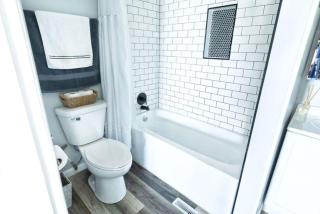 Waterfront 2BR Nautical Cottage on Grass Lake Hot Tub, Firepit, Year Round Fun - Spring Grove - 3