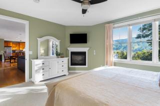 Escape to Mountainview Haven Spacious Retreat with Hot Tub at Mount Snow - 1