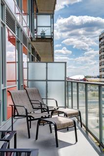 Modern 1BR Condo for 4 Great Views and Balcony - Calgary - 1