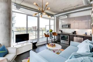 Modern 1BR Condo for 4 Great Views and Balcony - Calgary - 1