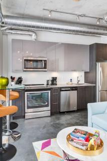 Modern 1BR Condo for 4 Great Views and Balcony - Calgary - 7