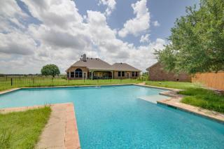 Game Room and Bar Secluded Getaway in Farmersville - - 0