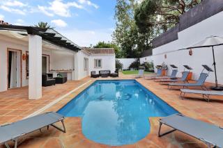 Hermosa y Amplia Casa con Piscina y Garage - 0