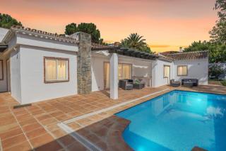 Hermosa y Amplia Casa con Piscina y Garage - Marbella - 8
