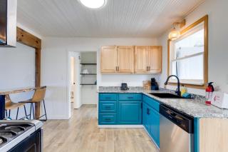 Walk to Shore Rockaway Beach Retreat with Hot Tub! - Rockaway Beach - 5