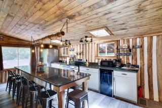 Cozy Log Cabin in Jim Thorpe - 2