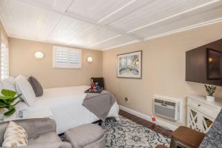 Charming private guest house with pool - 9