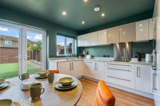 Stylish 2 Bedroom Home to Work and Relax - 3