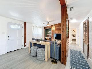 Modern 3BR Retreat with Pool & Fire Pit - Largo - 9