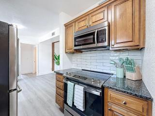Modern 3BR Retreat with Pool & Fire Pit - Largo - 2