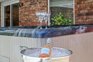 Cozy 5BR Pool House with Hot Tub Near The Lake - 9